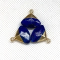 Drei tiefblaue Lapislazuli Anhänger mit gold plattierten Kanten in Dreiecksform für Ketten - Lapislazuli