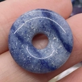 Lapis Lazuli Donut Anhänger mit natürlicher blauer Mineraltextur in der Hand - Blue Vein Stone (No.10)