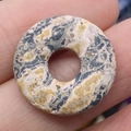 Naturstein-Ringanhänger in Gelb und Weiß mit einzigartiger Textur in der Hand gehalten - Yellow Mottled Stone (No.11)