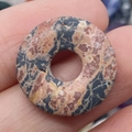 Polierter natürlicher Jaspis-Anhänger mit einzigartiger erdiger rotbrauner und beiger Marmorierung - Mottled Natural Stone (No.12)