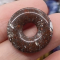 Rotbrauner gefleckter Naturstein-Anhänger in Donut-Form mit polierter Mineralstruktur - Red Spotted Ore (No.13)