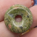 Polierter Donut-Anhänger aus Unakit-Naturstein mit grün-rosa gesprenkeltem Muster - Unakit