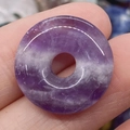 Natürlicher violetter Amethyst-Donut-Anhänger mit inneren Kristallstrukturen und Eiskristallen - Amethyst