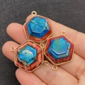 Pendentifs hexagonaux en pierre bleue et rouge avec double boucle dorée en main - 23x33mm / N° 7 (Mélange Bleu Rouge-Brun)