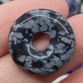 Polierter Schneeflocken-Obsidian Donut-Anhänger mit natürlicher Textur für DIY-Schmuck - Schneeflocken-Obsidian
