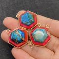 Trois connecteurs hexagonaux en pierre impériale dorés pour création de bijoux - 23x33mm / N° 8 (Mélange Bleu-Vert-Rouge)