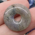 Polierter Labradorit Donut Anhänger mit irisierenden grau-violetten Mineraltexturen - Labradorite (No.17)