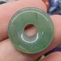 Handgehaltener Anhänger aus grünem Natur-Aventurin in Donut-Form, glatt poliert - Grüner Aventurin