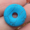 Himmelblauer Türkis Donut Anhänger mit natürlichen schwarzen Adern für DIY Schmuck - Türkis
