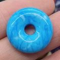 Runder Donut-Anhänger mit blauem Marmormuster aus poliertem Naturstein mit Mittelloch - Blue White Vein Stone (No.22)