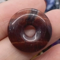 Anhänger aus natürlichem rotem Tigerauge mit einzigartigen Texturen und Hochglanzpolitur - Red Tiger Eye (No.8)