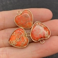 Trois pendentifs cœur en pierre impériale orange avec bordure dorée et boucles métal - 16x19mm / US 9