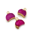 Trois pendentifs demi-lune en cristal druzy fuchsia avec bords dorés sur fond blanc pur - Violet Rose (N° 1)