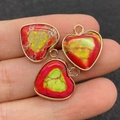 Trois pendentifs cœur en pierre impériale multicolore avec cadres dorés sur une main - 16x19mm / US 10