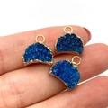 Drei blaue Druzy Mondanhänger mit Goldrand, zur Größenansicht in der Hand gehalten - 13x14mm / Blau (Nr. 1)