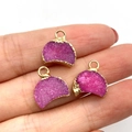 Drei lila Halbmod-Achat-Kristallanhänger mit vergoldeten Kanten in der Hand - 13x14mm / Lila (Nr. 2)