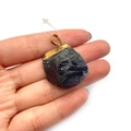 Anhänger aus schwarzem Naturstein mit Goldverschluss in der Hand gehalten - Nr. 1 (Schwarzer unregelmäßiger Rohstein)