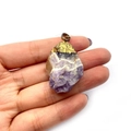 Natürlicher Amethyst-Rohstein-Anhänger mit unregelmäßiger Form und vergoldeter Öse - Nr. 2 (Violetter Amethyst unregelmäßiger Rohstein)