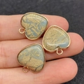 Trois pendentifs en pierre naturelle en forme de cœur avec bordure dorée tons bleu et terre - 16x19mm / US 13
