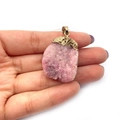 Unregelmäßiger Anhänger aus rosa Druzy-Kristall mit vergoldeter Öse in der Hand - Nr. 3 (Rosenquarz unregelmäßiger Rohstein)