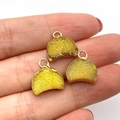 Drei gelbe Kristallmond-Anhänger mit Vergoldung, auf den Fingern gehalten - 13x14mm / Gelb (Nr.6)