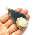 Onregelmatige zwarte agaat druppel hanger met witte druzy kristal en gouden randen - Zwart (Nr. 4)