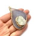 Hanger van grijze agaat schijf met witte druzy kristal en gouden rand in de hand - Grijs (Nr. 5)