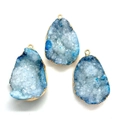 Pendentif goutte en géode de cristal naturel bleu et blanc avec bordure dorée - 26x37-26x40mm / Rose bonbon