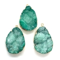 Trois pendentifs gouttes en quartz druzy vert avec bords plaqués or pour bijoux DIY - 26x37-26x40mm / Vert Émeraude (N°7)
