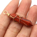 Handgefertigter Anhänger aus rotem Jaspis mit goldener Drahtwicklung, Naturstein-Schmuck - Gold & Roter Jaspis