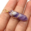 Natürlicher violetter Amethyst Anhänger mit goldener Drahtumwicklung in Sechseckform - Gold & Amethyst