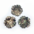 Handgeschnitzter 20mm Perlmutt Anhänger in Blumenform mit natürlichem Glanz für DIY Schmuck - Schwarze Muschel