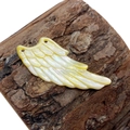 Natürlicher gelber Perlmutt-Flügel-Anhänger mit geschnitzten Federn für DIY-Schmuck - 14x34mm / Gelbe Muschel