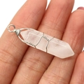 Sechseckiger Rosenquarz-Anhänger mit Silberdraht umwickelt handgehalten für DIY-Schmuck - Bergkristall Silber