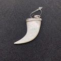 Detailansicht weißer Perlmutt-Anhänger in Hornform mit silberner Strasskappe auf Gitter - Einfache Metallkappe Horn (22x46mm)