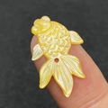 Makroaufnahme der koi-förmigen natürlichen gelben Muschelperle mit Perlmuttglanz für DIY - 15x24mm / Nr. 2 (Gelb)