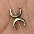 Pendentif lune en nacre naturelle pour création de bijoux DIY présenté sur la main - 10mm / Style Noir (Style 5)
