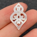 Anhänger aus Perlmuttschale mit irisierender weißer hohler geometrischer Schnitzerei - Weiße Muschel / 15x25mm