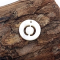 Natural freshwater shell round bead with letter A and pearl luster for DIY jewelry - Letter O