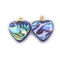 Lot de deux pendentifs cœur en nacre d'abalone avec anneaux en métal doré sur fond blanc - Cœur / 10mm