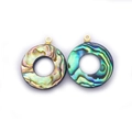 Paire de pendentifs ronds en nacre d'abalone naturelle avec reflets irisés et anneaux dorés - Anneau