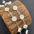 8mm natuurlijke witte schelpkraaltjes met gouden Tree of Life inleg voor sieraden - 8mm / Levensboom Patroon (Nr. 3)