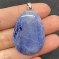 Blauer Tropfenanhänger aus Naturstein mit silbernem Verschluss, handgehalten - Blue Sodalite (No. 2)