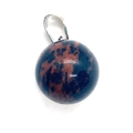 Pendentif boule en pierre naturelle rouge et noire avec une attache bélière argentée - 14mm / US 6