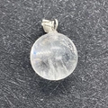 Pendentif boule de 14mm en cristal de roche poli avec bélière en métal argenté - 14mm / Cristal blanc