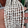 Cuentas de howlita blanca en forma de gota con vetas grises naturales para bisutería - Aproximadamente 40 Piezas/Paquete / Howlita