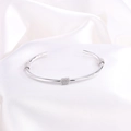 Primer plano de un brazalete de acero inoxidable plateado con textura de espiral - Plateado Abierto (Decoración Tres Anillos)