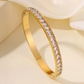 Eleganter vergoldeter Armreif mit quadratischen Moissanit-Steinen und Scharnierverschluss - Gold