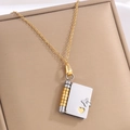 Collier avec pendentif livre doré et cœur, présenté sur un coffret à bijoux de luxe - 72 Bicolore Collier Personnalisable