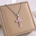 Details des Kreuzanhängers mit rosa Zirkonia an einer silbernen Kordelkette auf Box - Silber Rosa Zirkonia Kreuz Halskette